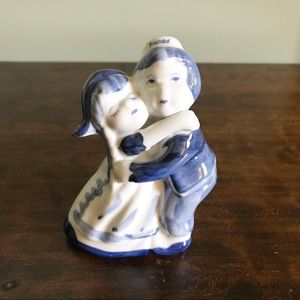 Delft Blue Dutch Boy Girl Hugging Figurine